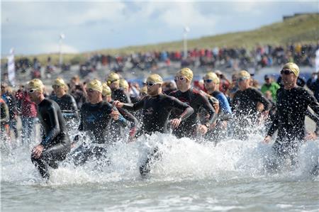 Triathlon in der Brandung statt im langweiligen Fluss, See oder gar im Becken: Der Norderneyer Triathlon war zehn Jahre lang eine besondere Adresse für Sportler.